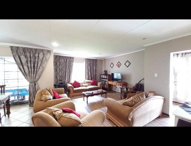 3 BEDROOM TOWNHOUSE FOR SALE IN MORELETAPARK
